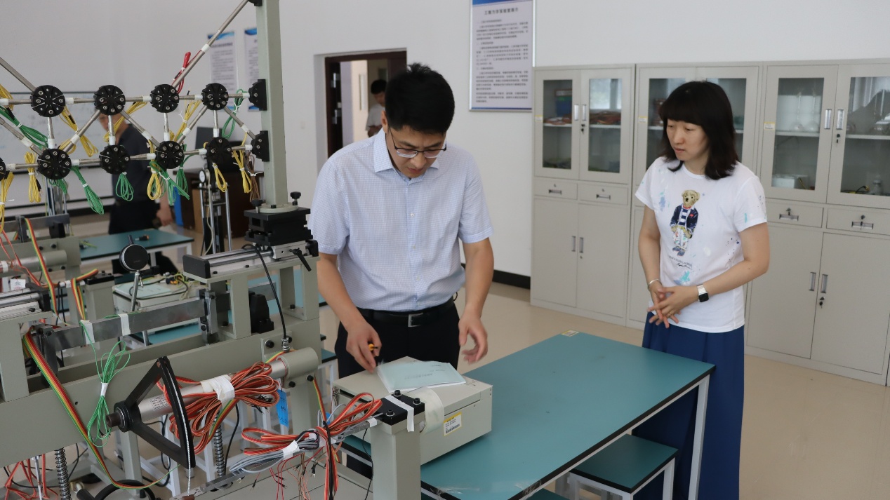 人们站在厨房里AI 生成的内容可能不正确。