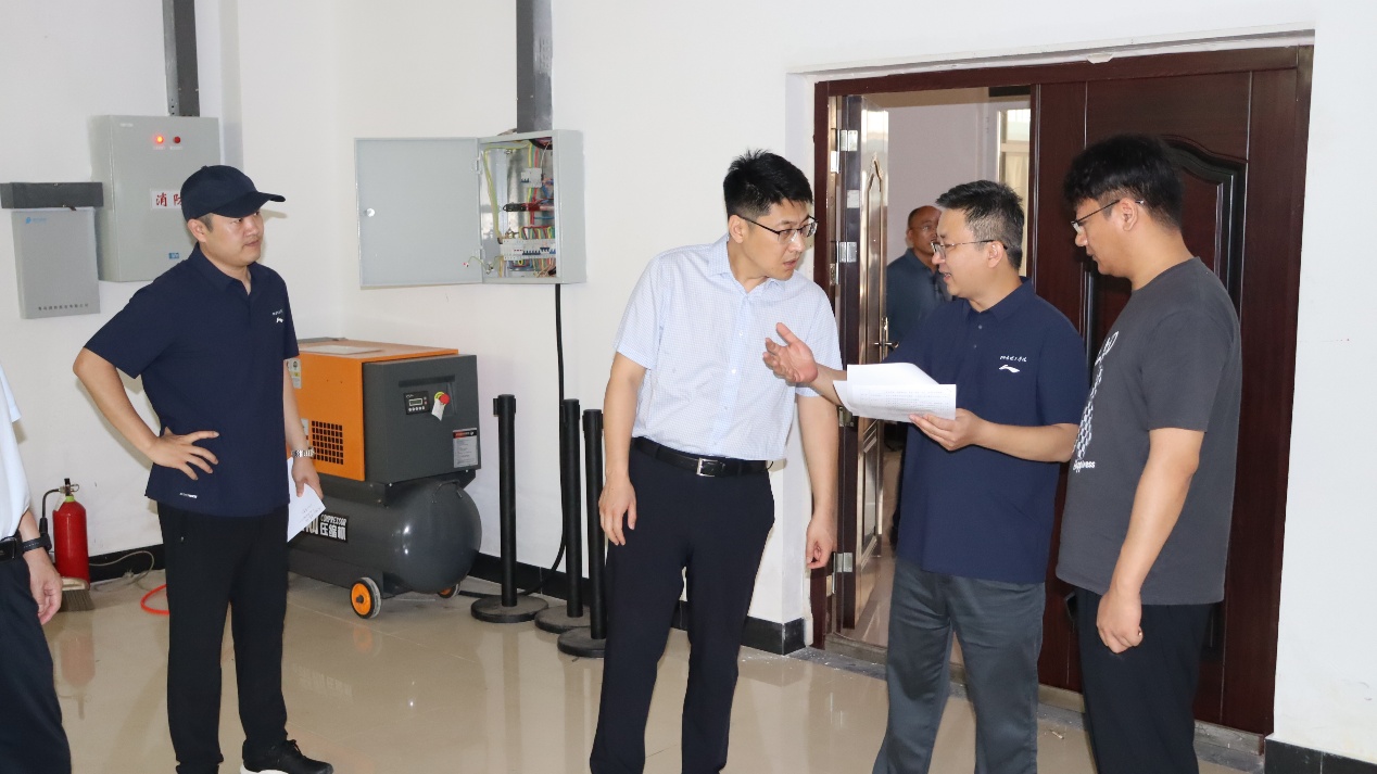 男人们站在房间里AI 生成的内容可能不正确。